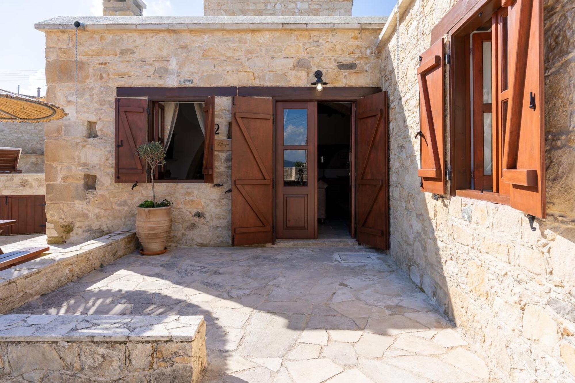 Stone Court Boutique Studios Miliou Exterior photo