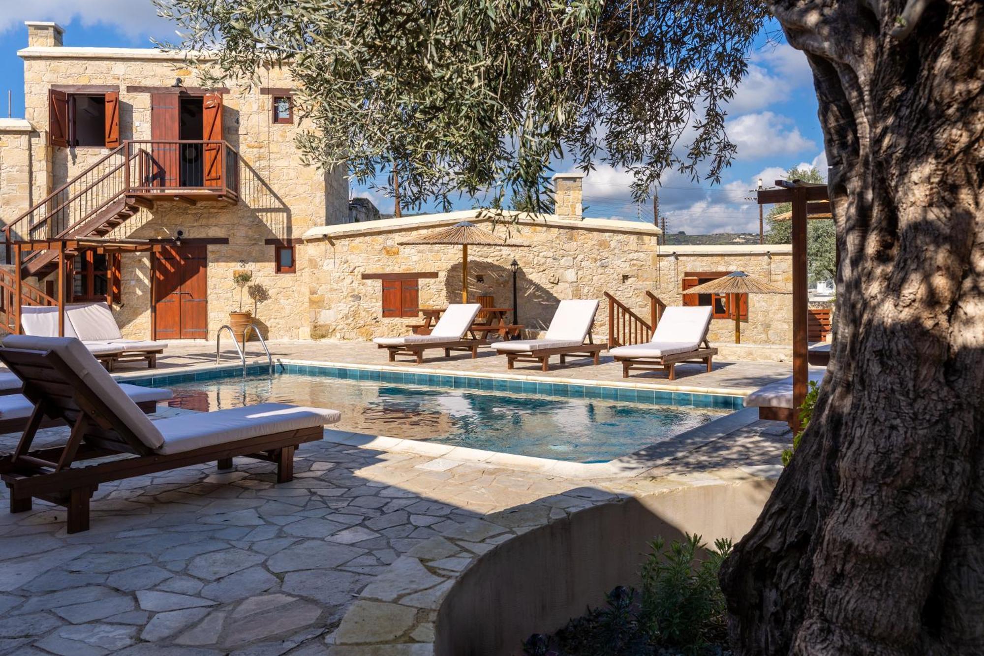 Stone Court Boutique Studios Miliou Exterior photo