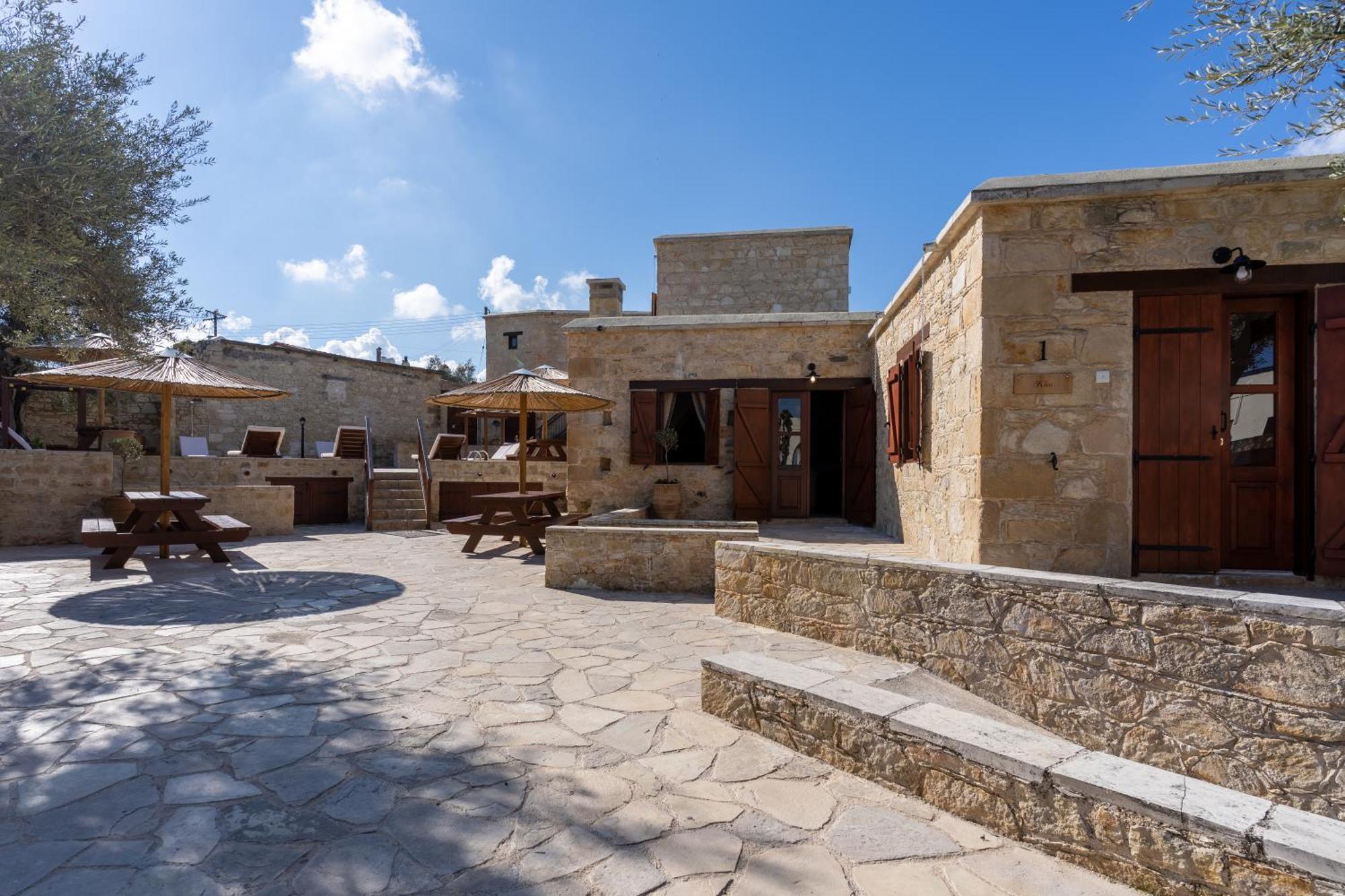 Stone Court Boutique Studios Miliou Exterior photo
