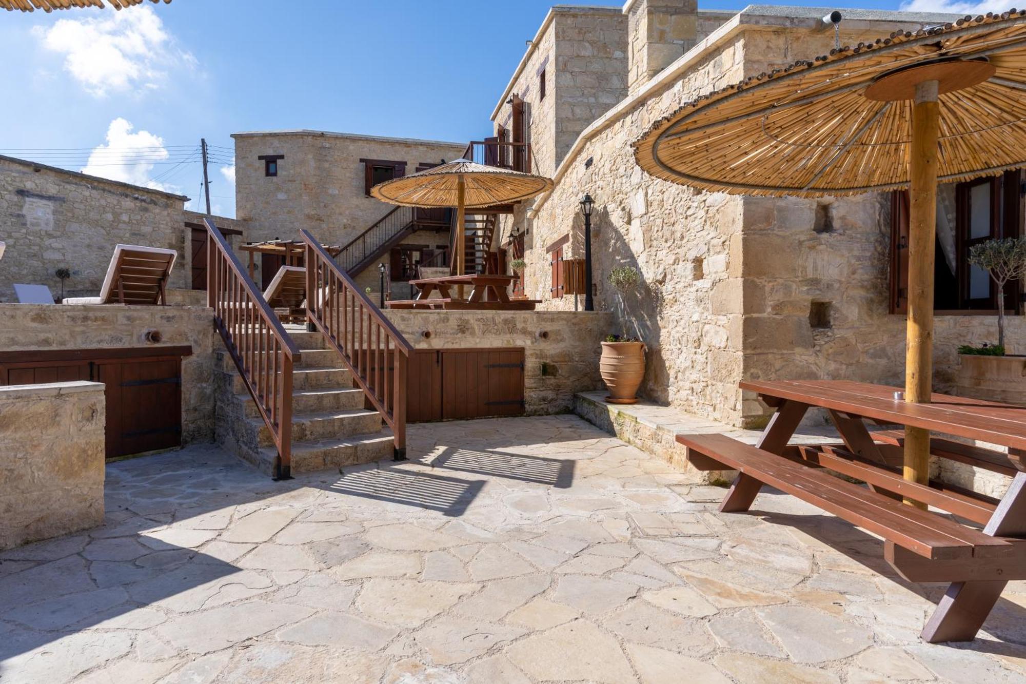 Stone Court Boutique Studios Miliou Exterior photo